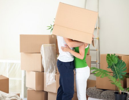 Professional mover explaining the complaints resolution process